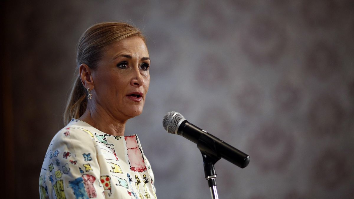 Cifuentes reprocha a los socialistas que aprobaran el desahucio exprés y rechazaran la dación en pago cuando gobernaron