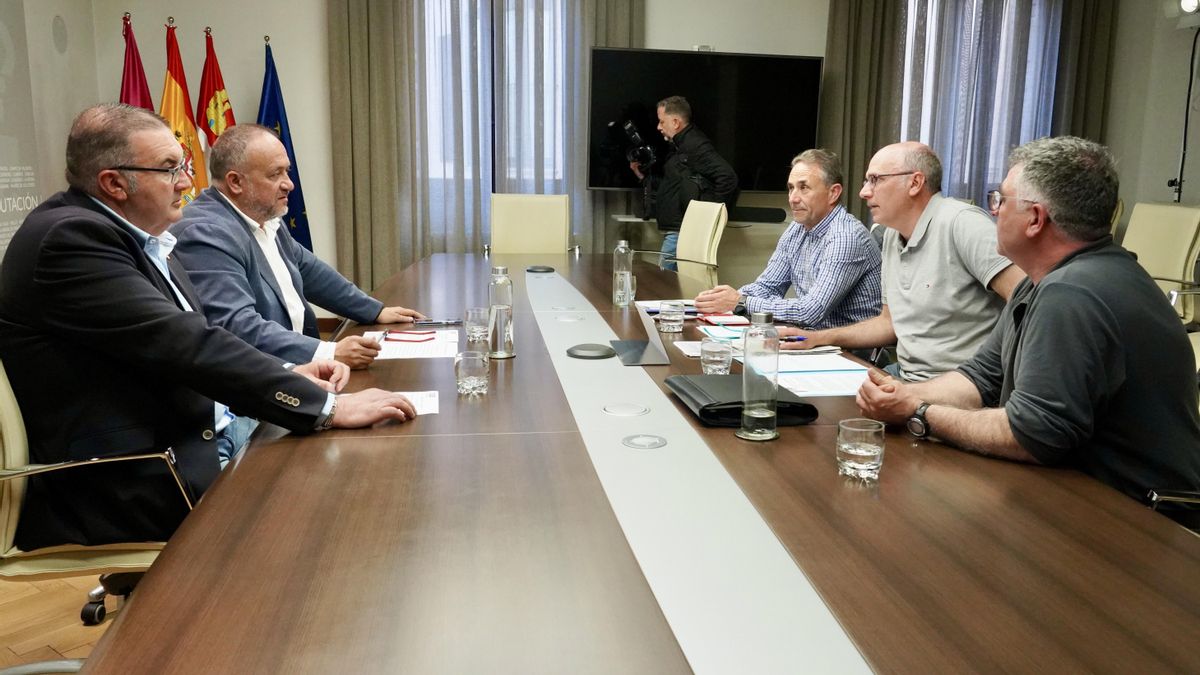Reunión del presidente de la Diputación de León, Gerardo Álvarez Courel, y el vicepresidente Roberto Aller con el comité de empresa de Azucarera La Bañeza.