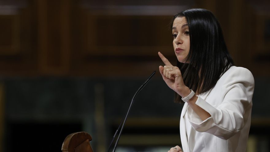 La líder de Ciudadanos, Inés Arrimadas durante la sesión de este jueves en el Congreso donde comparece el presidente del Gobierno para informar de las medidas económicas y sociales adoptadas ante la crisis provocada por la guerra en Ucrania y para dar cuenta de la reunión del último Consejo Europeo. EFE/ Javier Lizón