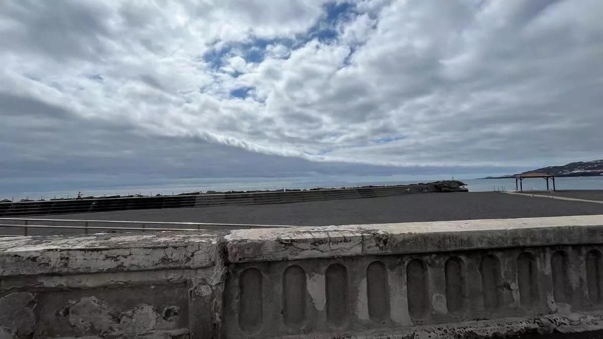 Imagen de archivo de un día nublado en el este de La Palma. En la imagen, playa de Santa Cruz de La Palma.