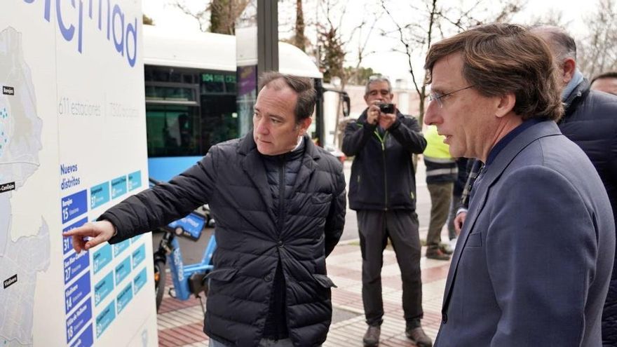Borja Carabante y el alcalde Almeida, este lunes en la presentación del nuevo Bicimad