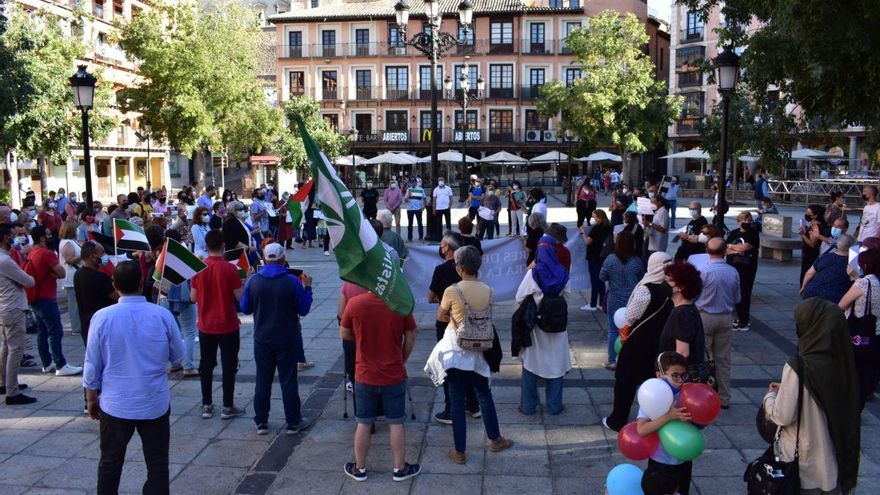 Un momento de la concentración en Toledo en repulsa de la violencia y contra los ataques al pueblo palestino