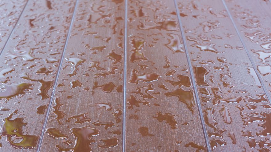 Cómo eliminar las manchas de agua y humedad de los suelos de madera o parquet sin dañarlos