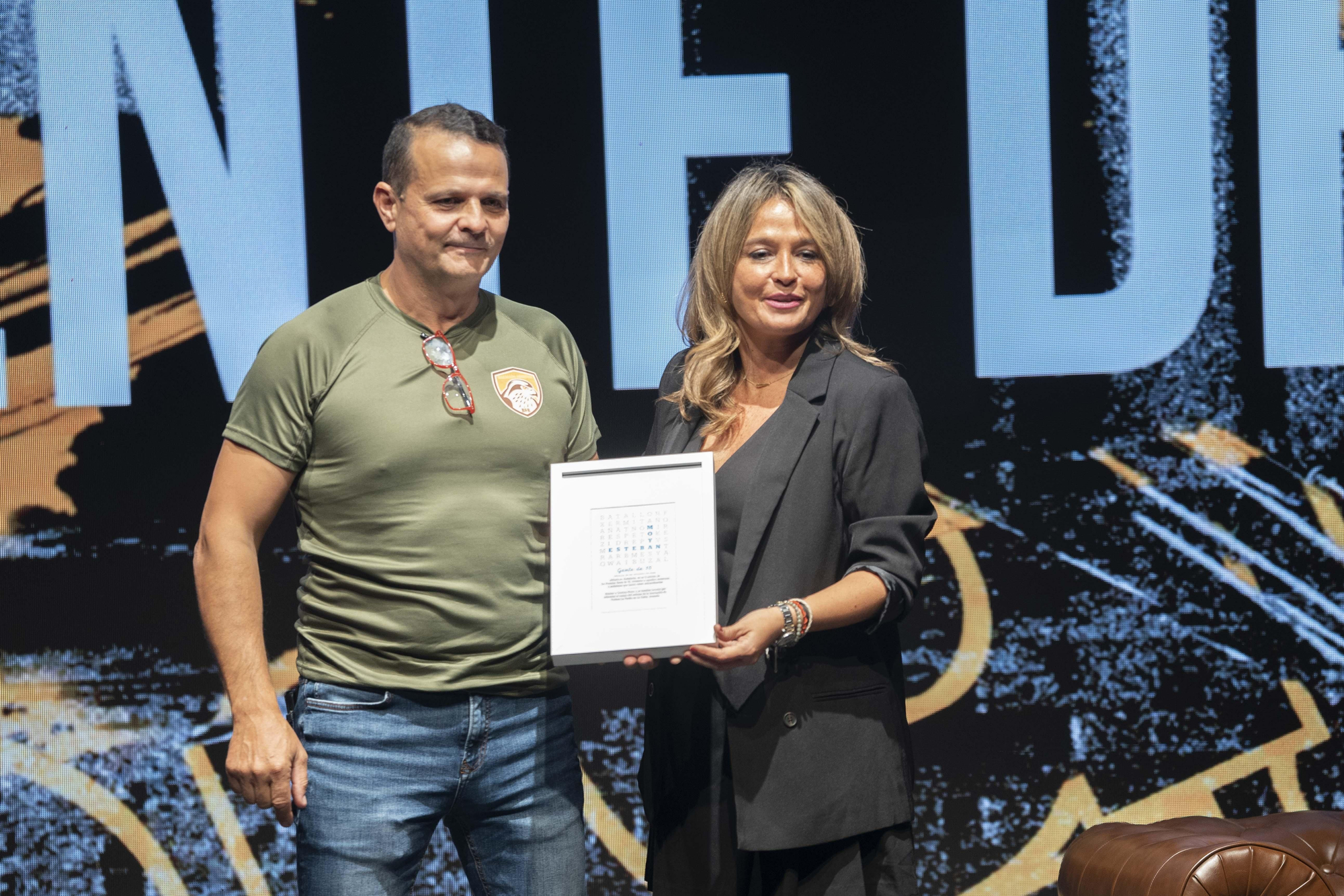 Esteban Moya, recibiendo el premio de las manos de Evelia Rincón, teniente de alcalde del Ayuntamiento de Sevilla