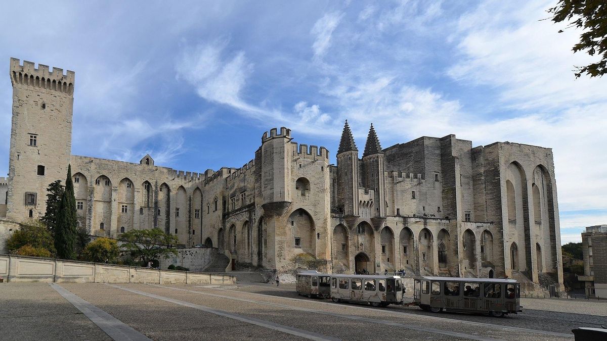 La mole del Palacio Papal de Avignon domina el centro monumental de la ciudad.