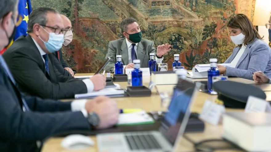 Castilla-La Mancha retrasa el toque de queda a la medianoche, abre los centros de día y mantiene el cierre perimetral