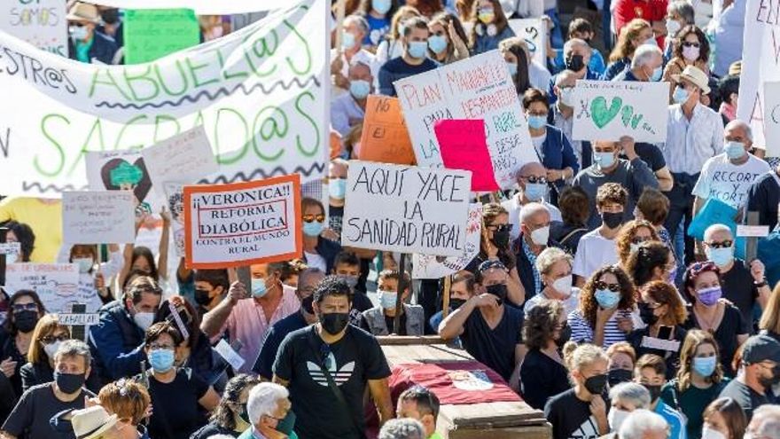 Cientos de personas se manifiestan en defensa de una sanidad de calidad en el medio rural en Segovia. / Nacho Valverde / ICAL.