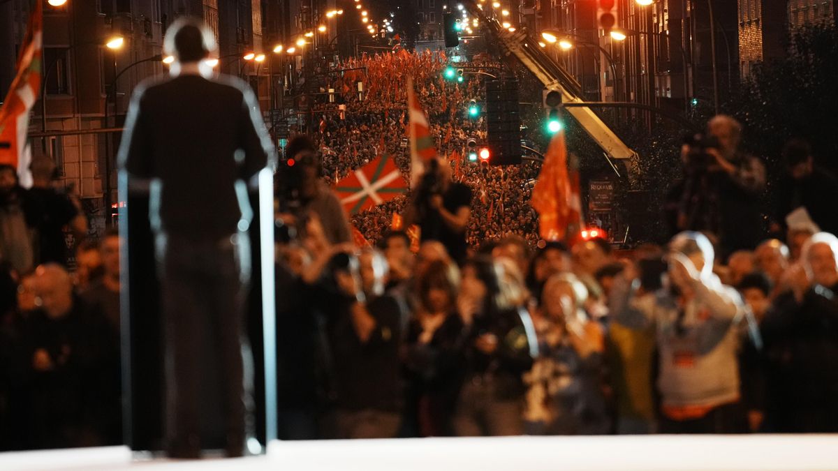 El coordinador general de EH Bildu, Arnaldo Otegi, durante su intervención en la manifestación de este sábado en Bilbao.