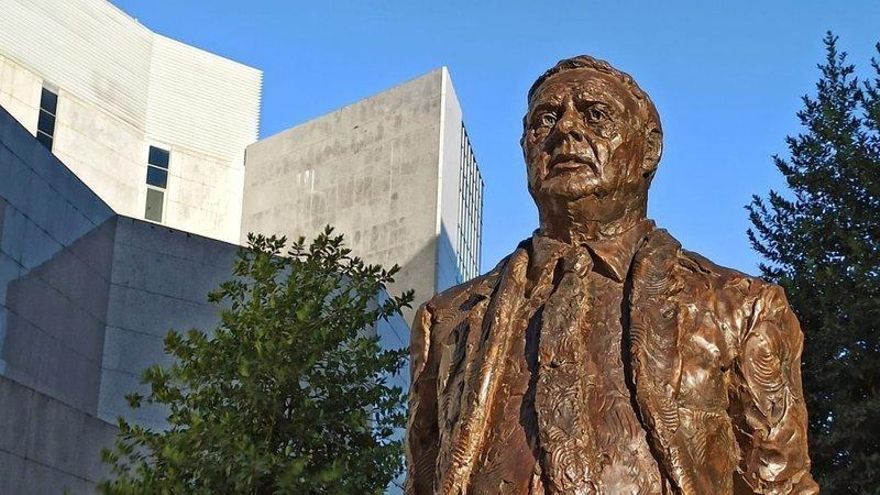Más de 20.000 firmas para retirar la estatua de Miguel Celdrán, el exalcalde "homófobo" de Badajoz