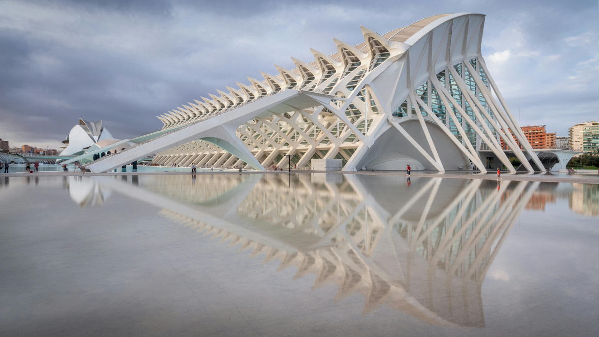 Ocho esculturas surcoreanas transforman la Ciudad de las Artes de Valencia