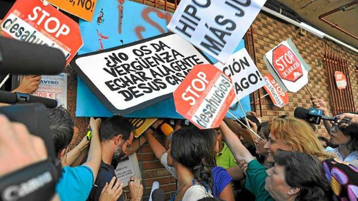 Vecinos contra un desahucio en Madrid / Foto: EFE