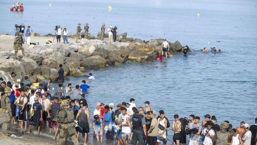 Decenas de migrantes intentan cruzar a España desde Marruecos, a 31 de julio de 2026, en Ceuta (España).