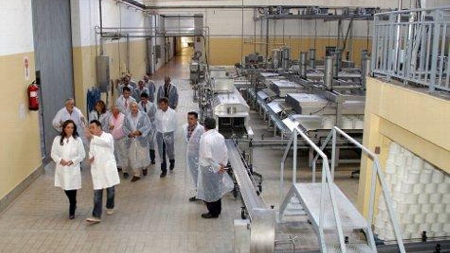 Peio García / ICAL La consejera de Agricultura, Silvia Clemente (C) visita a la empresa Quesos Marsan, en Valencia de Don Juan