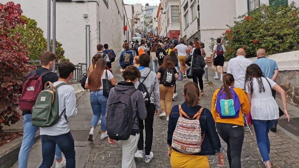 Imagen de archivo de estudiantes de La Palma dirigiéndose al IES Alonso Pérez Díaz para realizar la Evaluación de Bachillerato para el Acceso a la Universidad (EBAU).