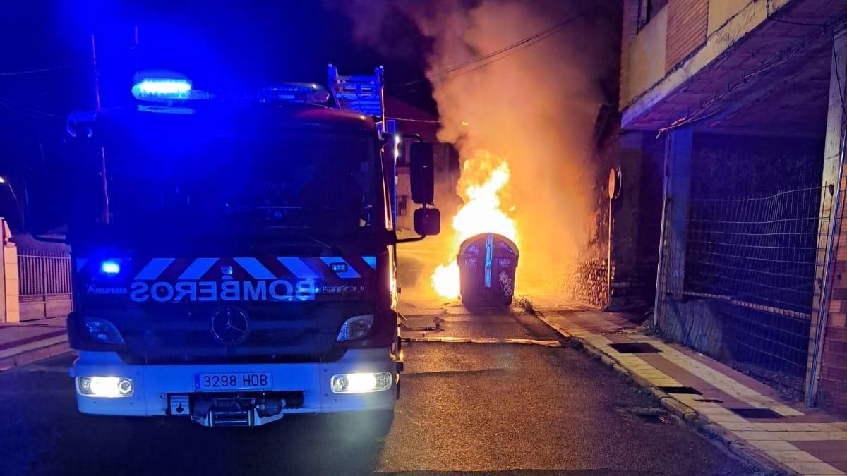 Sigue la ola de incendios en contenedores en San Andrés: ya son 28 en cuatro meses y 42.000 euros en daños