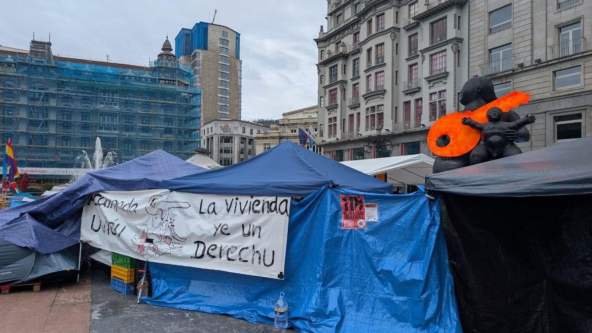 Las personas acampadas participarán, este viernes, en la concentración ante el Teatro Campoamor. En la imagen, uno de los eslóganes sobre el derecho a la vivienda.