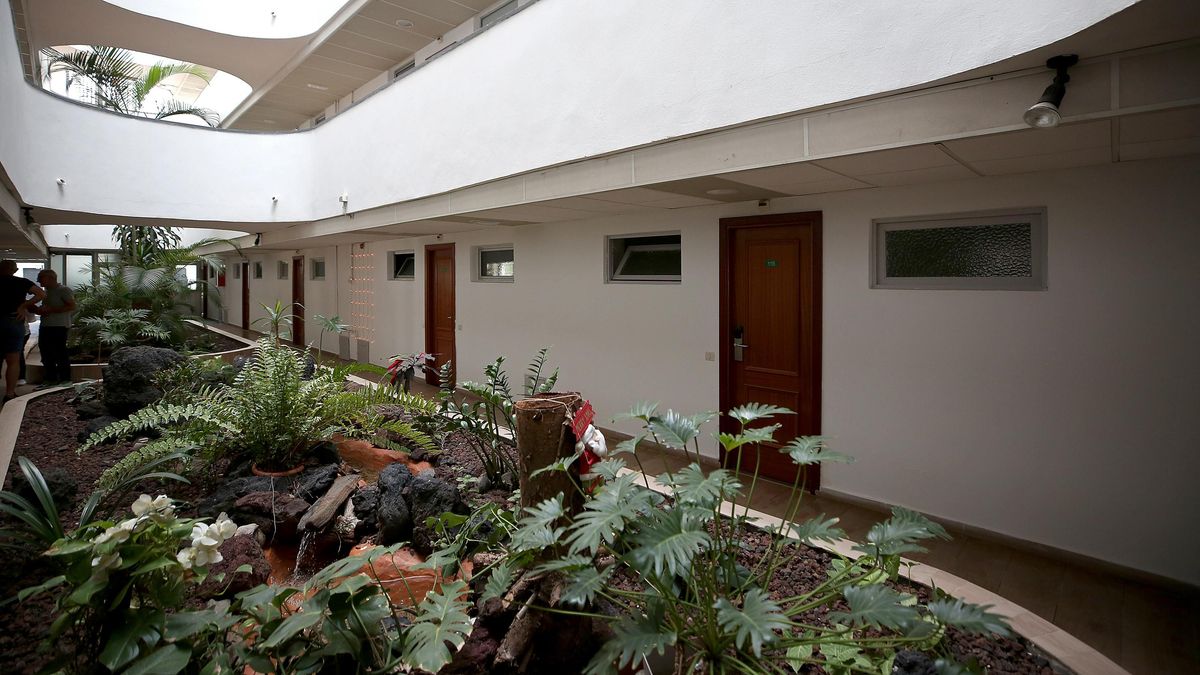 Patio interior y pasillos de Apartamentos Los Aguacates, en Playa del Inglés
