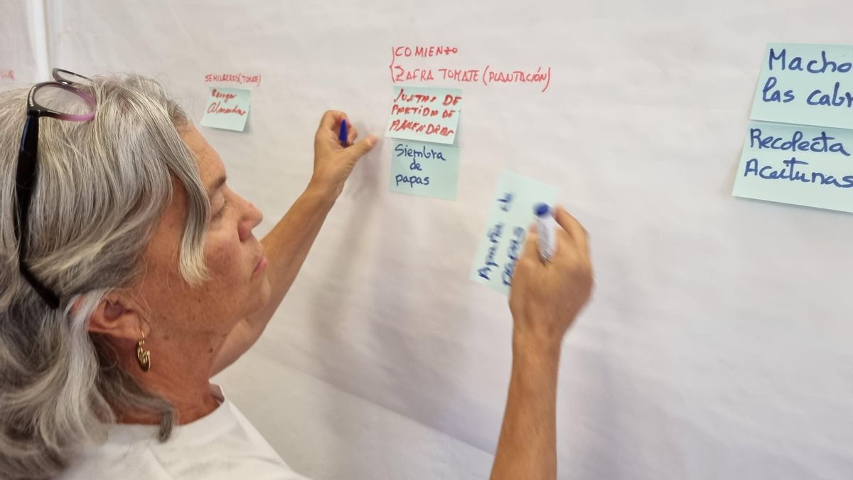 Una vecina escribe propuestas en un panel para elaborar el primer mapa sonoro que se elaborará en la isla.