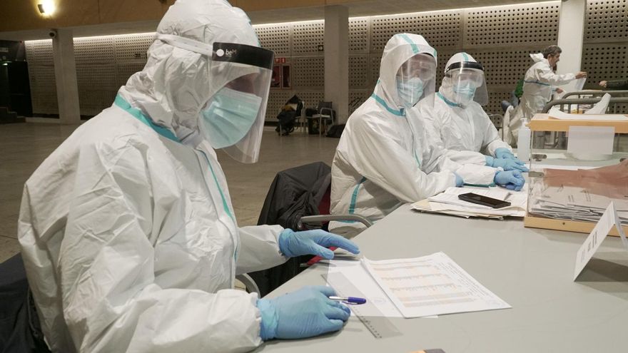 Los miembros de una mesa de Gràcia (Barcelona)