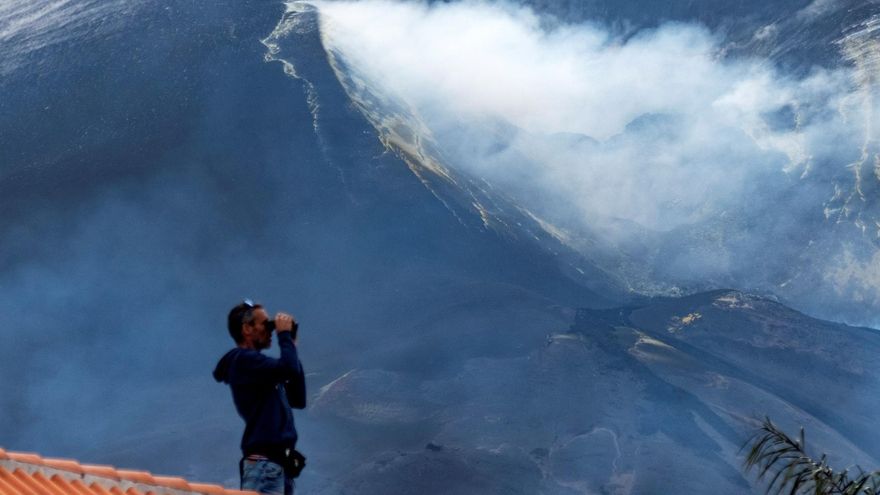 VÍDEO | Volar sobre la 'boca del infierno': así se ve este lunes el cono principal del volcán de La Palma