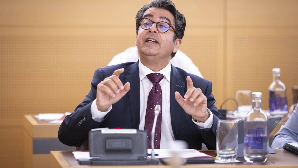 El presidente del PSC en el Cabildo de Tenerife, Pedro Martín, durante su intervención en el pleno sobre el Estado de la Isla celebrado este lunes.