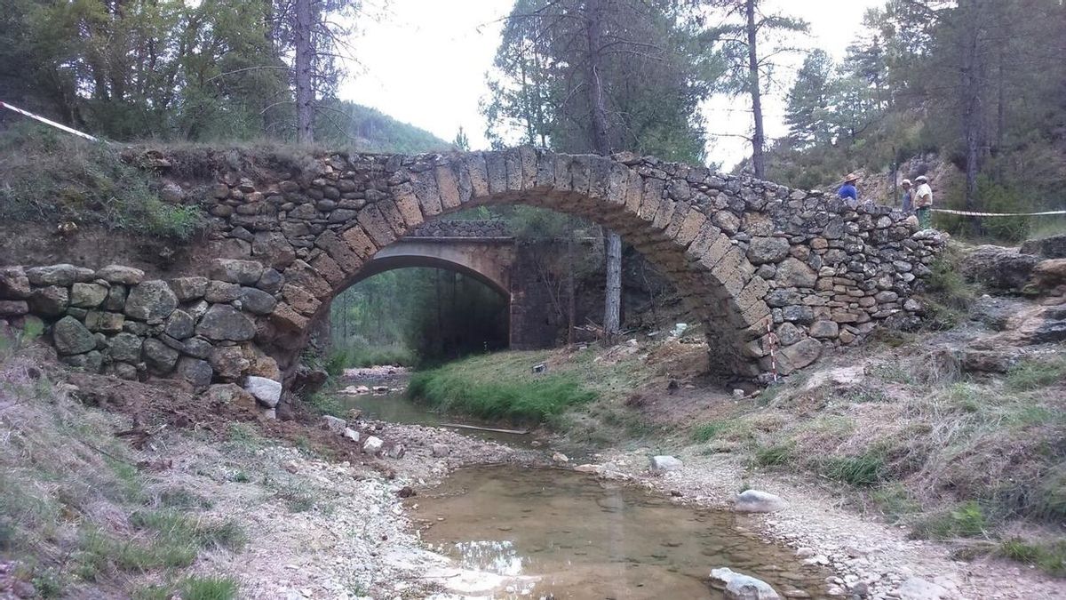 Arqueólogos conquenses descubren, tras un análisis de Carbono 14, que el origen del Puente de Poyatos es medieval