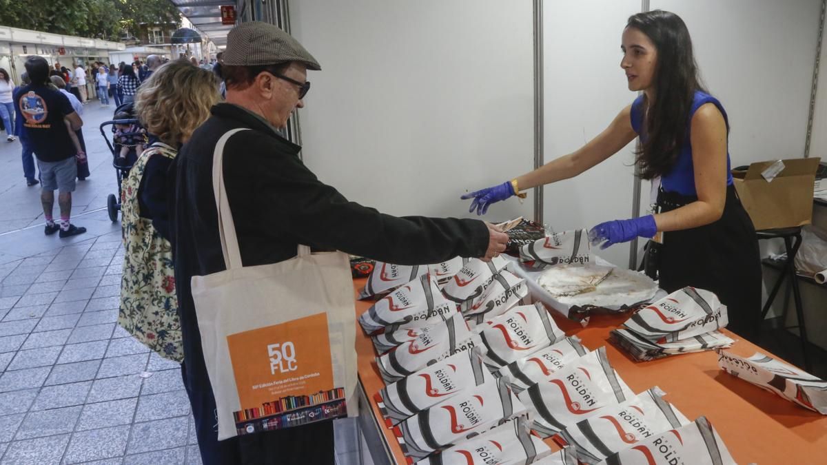 Regalo de pastel cordobés por comprar un libro en la Feria del Libro