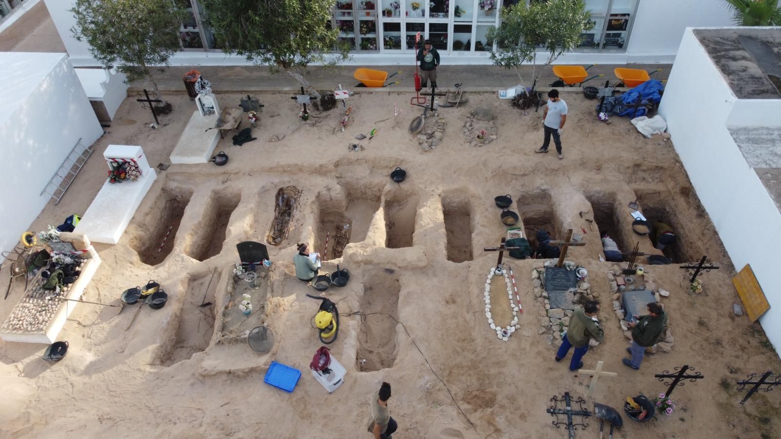 Exhumación de fosas en el Cementiri Nou de Sant Francesc en Formentera