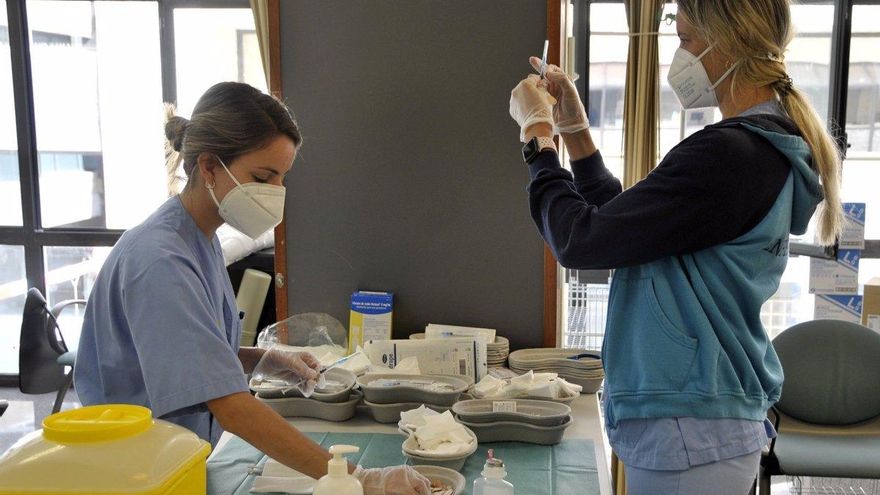 El Gobierno de Canarias asegura que la vacunación se está ralentizando