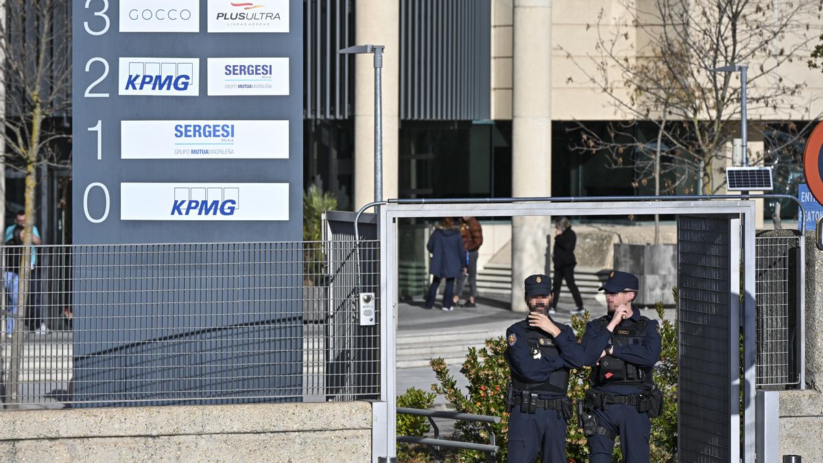 La Policía Nacional está registrando la sede de la empresa de aerolíneas Plus Ultra por un presunto delito de blanqueo de capitales, según han informado a EFE fuentes de la investigación. EFE/ Fernando Villar