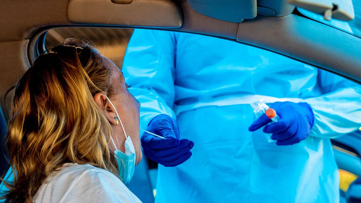 Realización de  pruebas  del test Covid-19 en el aparcamiento del Hospital Militar de Sevilla.  2 de septiembre 2020