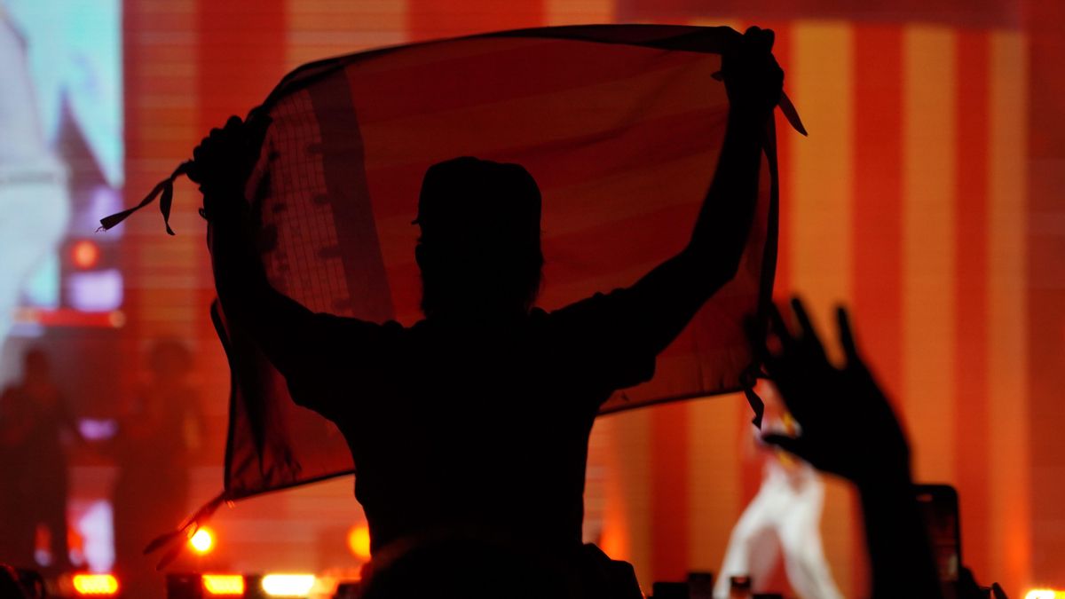 Una seguidora durante el concierto, con la bandera balear