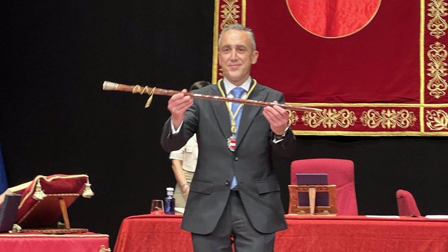 Miguel Ángel Ruiz, primer alcalde de PP en Puertollano, recibe la vara de mando prometiendo "honradez y transparencia" - EUROPA PRESS