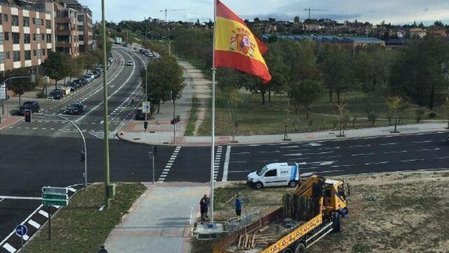 Una de las banderas instaladas por Almeida en Fuencarral-El Pardo.