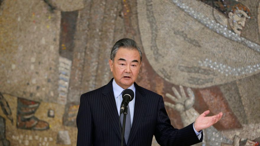 El ministro de Exteriores de China, Wang Yi, mantuvo hoy una conversación telefónica con el secretario de Estado de Estados Unidos, Antony Blinken, según un comunicado del Ministerio de Exteriores chino que omitió cualquier referencia al conflicto entre Rusia y Ucrania. EFE/EPA/ANDREJ CUKIC