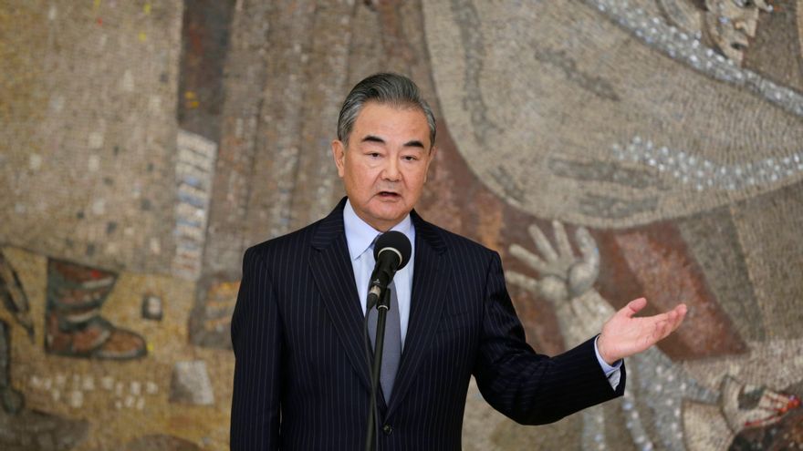 El ministro de Exteriores de China, Wang Yi, mantuvo hoy una conversación telefónica con el secretario de Estado de Estados Unidos, Antony Blinken, según un comunicado del Ministerio de Exteriores chino que omitió cualquier referencia al conflicto entre Rusia y Ucrania. EFE/EPA/ANDREJ CUKIC