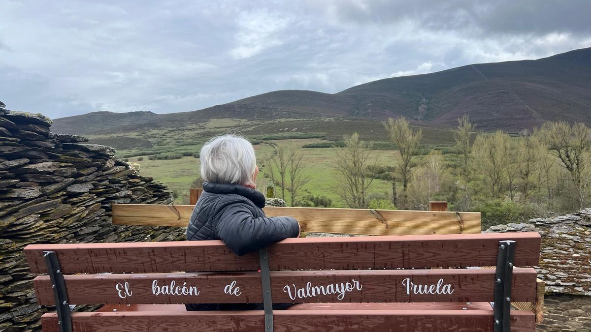 Margarita Escudero (de espaldas), contemplando los montes del entorno de Iruela, en la Cabrera. 