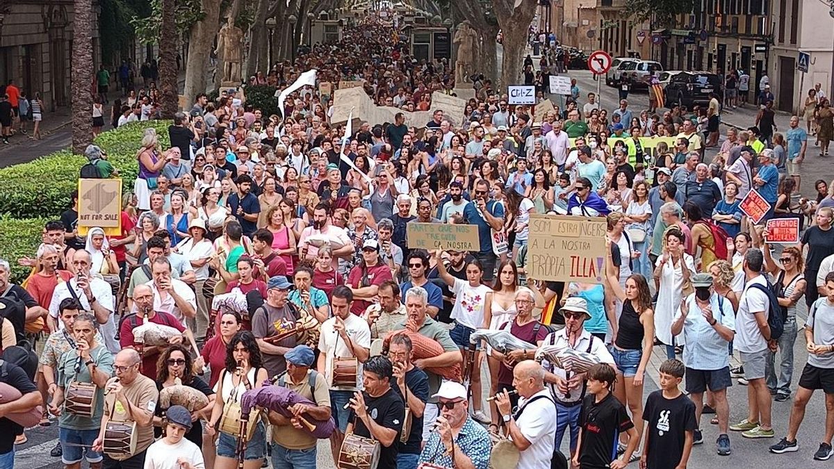 Miles de personas han participado en la manifestación, repleta de pancartas contra el turismo masivo.