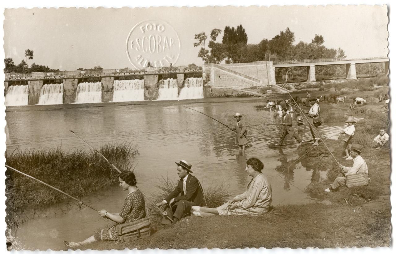 Pescadores delante del antiguo puente sobre el río Júcar. 1928. Villalgordo del Júcar (Albacete). Fondo Luis Escobar. AHP Toledo.
