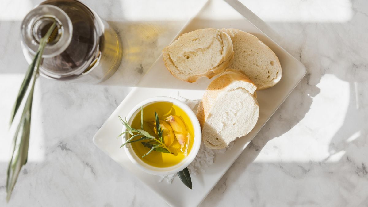 Maridar este queso con hierbas aromáticas y aceite de oliva virgen extra siempre es una buena opción