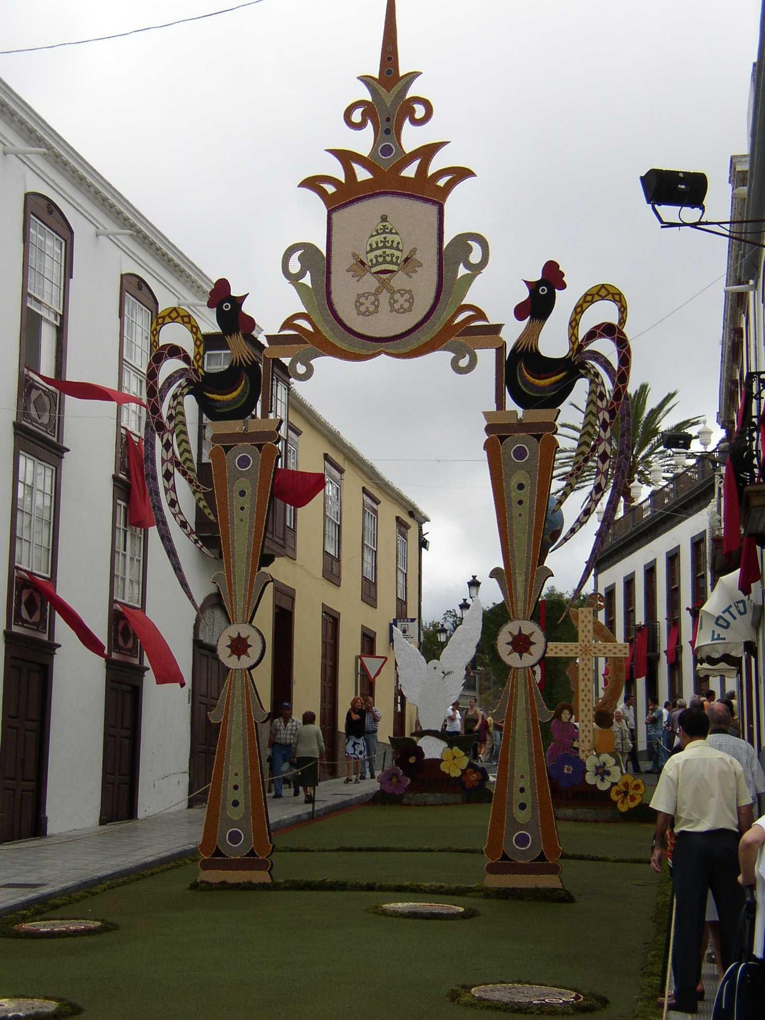 Arcos en la calle Manuel Taño durante la celebración de la festividad del Sagrado
Corazón de Jesús.