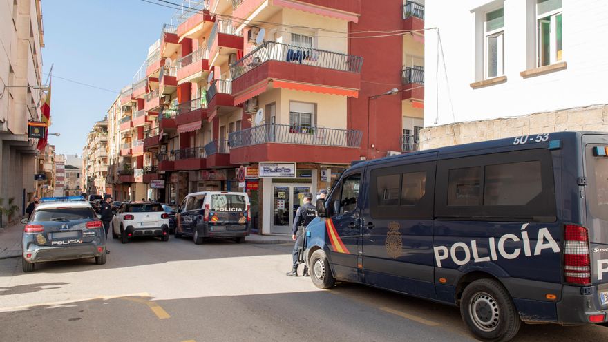 Policías nacionales montan guardia en los alrededores de la comisaría de policía de Linares. EFE/Carlos Cid/Archivo