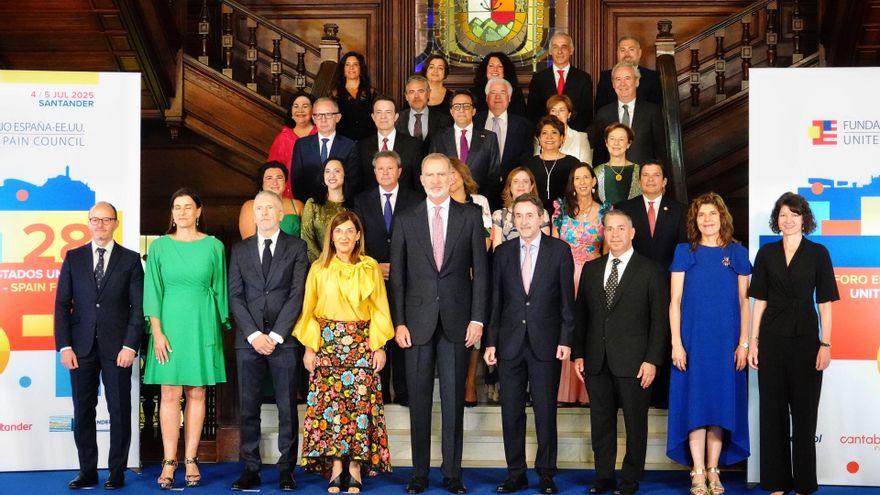 El ministro del Interior, Fernando Grande-Marlaska (3i), la presidenta Cantabria, María José Sáenz de Buruaga (4i), el Rey Felipe VI (c) y el consejero delegado de Repsol, Josu Jon Imaz (4d), en el Foro España-EEUU en Santander