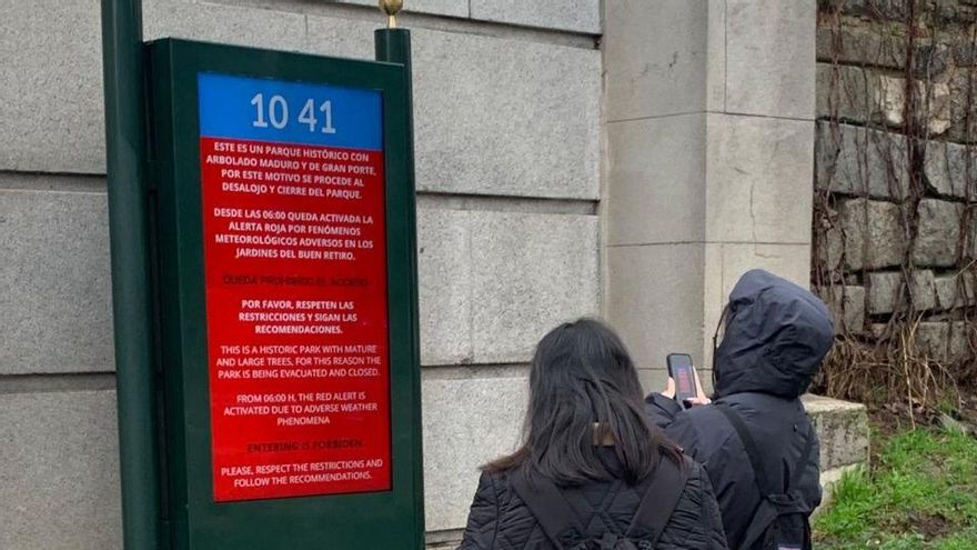 Nuevos vientos en el Retiro: Almeida cede a las quejas de vecinos y hosteleros para reducir unos cierres "erráticos"