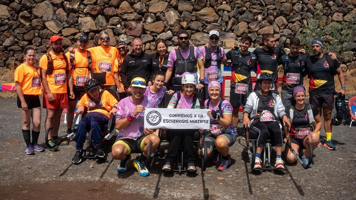 Participantes   en la prueba de joelette  de la Transvulcania Adidas Terrex  2025