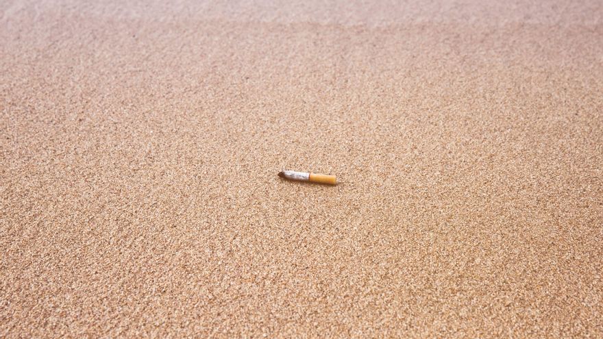 Las playas de Canarias donde ya está prohibido fumar y desde cuándo: qué cambia con la nueva ley antitabaco
