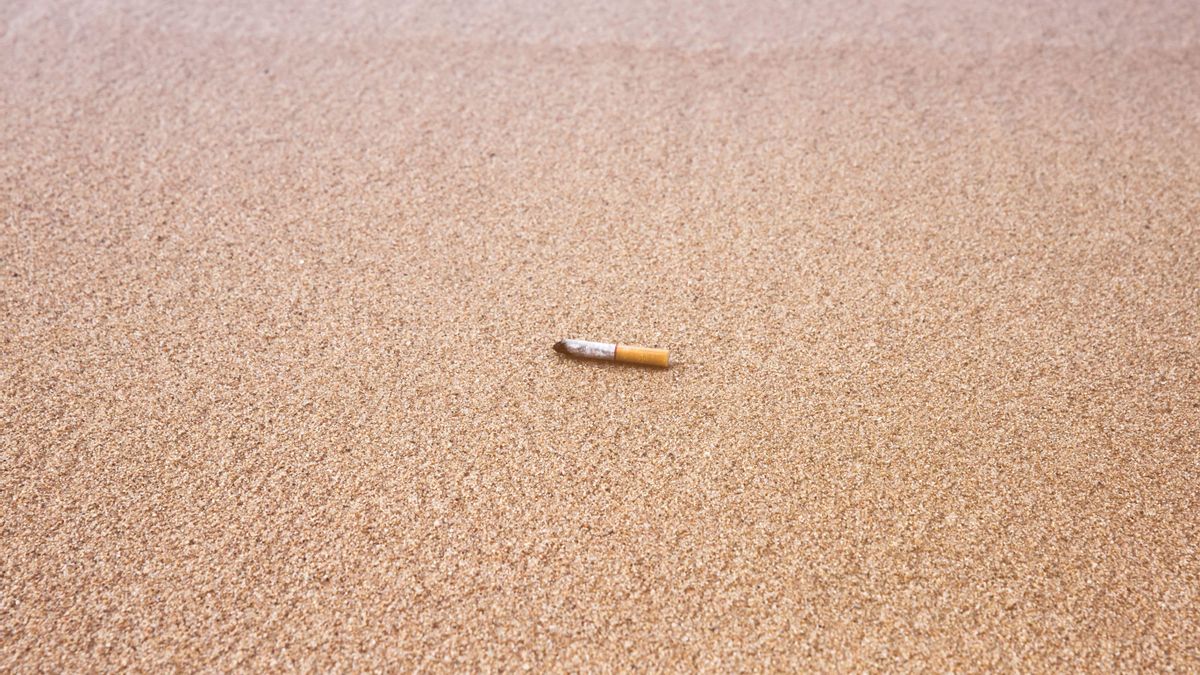 Las playas de Canarias donde ya está prohibido fumar y desde cuándo: qué cambia con la nueva ley antitabaco