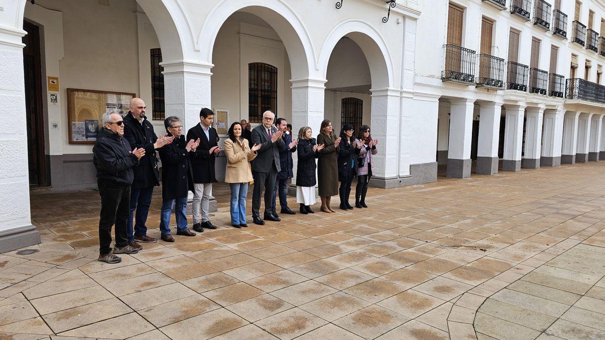 Representantes de todos los partidos políticos que forman la Corporación Municipal han participado en la puerta del Ayuntamiento de Manzanares en el minuto de silencio convocado por la FEMP en memoria de los dos guardias civiles asesinados en acto de servicio en Barbate.