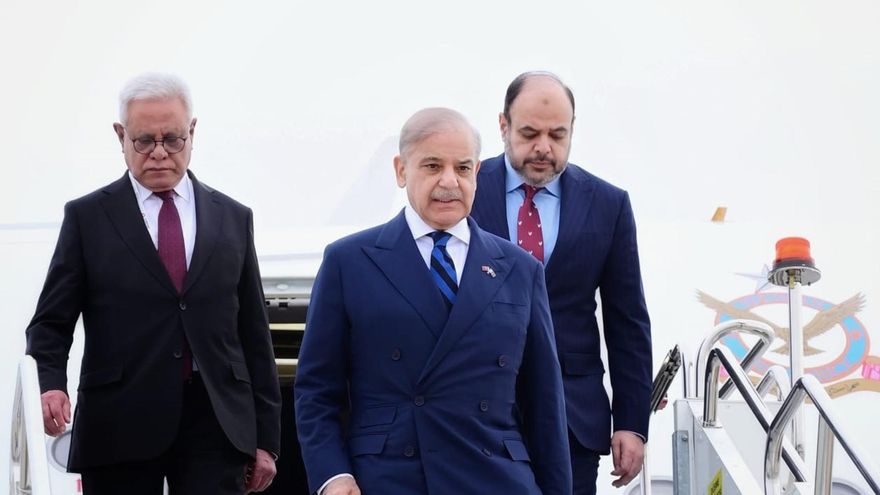 Fotografía de archivo, tomada el 16/04/2026, que muestra al primer ministro de Pakistán, Shehbaz Sharif, (C) llegando a Turquía. EFE/EPA/PAKISTAN PM OFFICE HANDOUT EDITORIAL USE ONLY/NO SALES