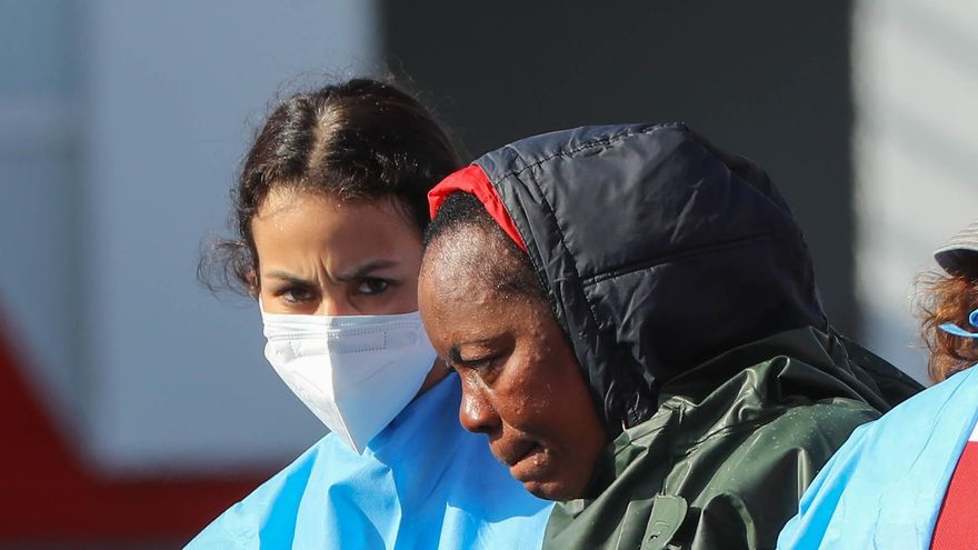 Una mujer rescatada de una patera al sur de Gran Canaria llega al puerto de Arguineguín